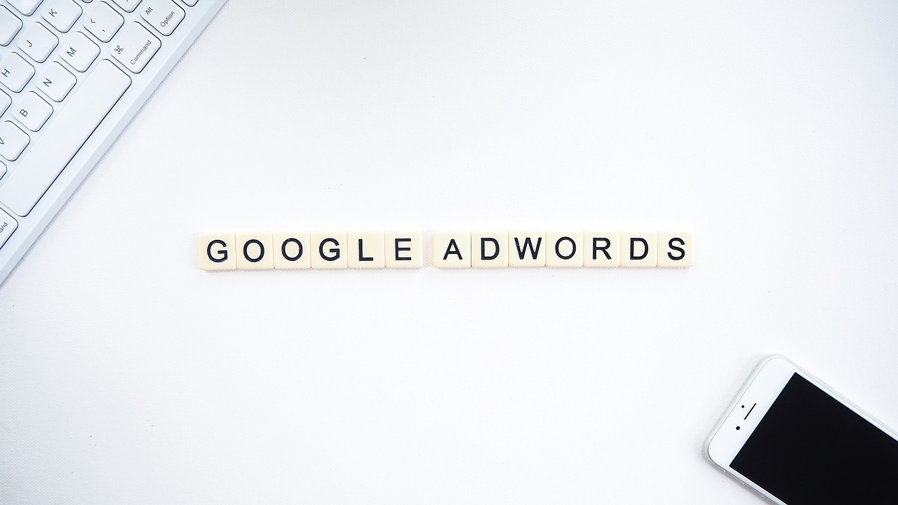 Clavier, téléphone et lettres formant Google Adwords