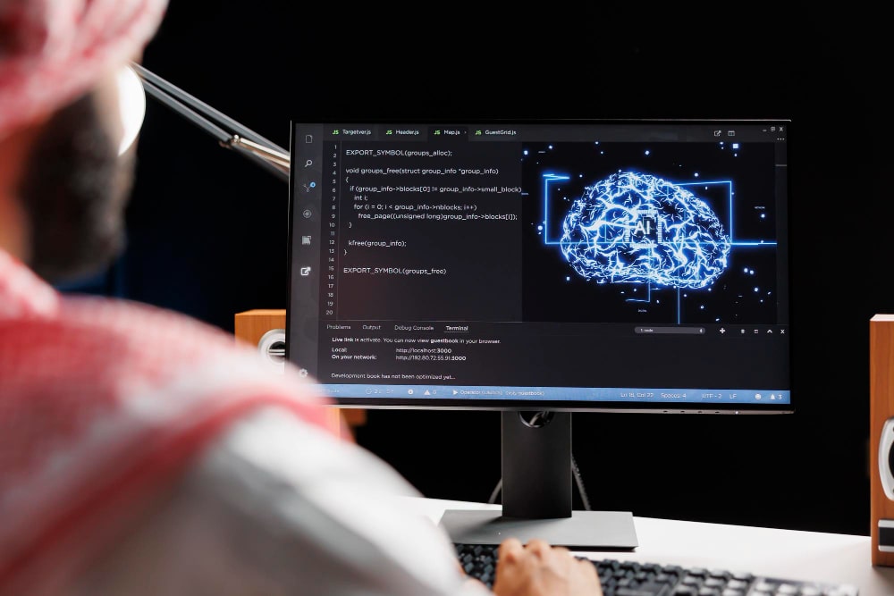 Écran affichant un cerveau numérique et du code