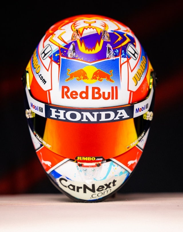 Casque de course Red Bull Honda coloré.