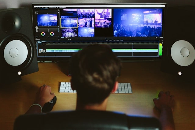 Montage vidéo professionnel sur ordinateur double écran.