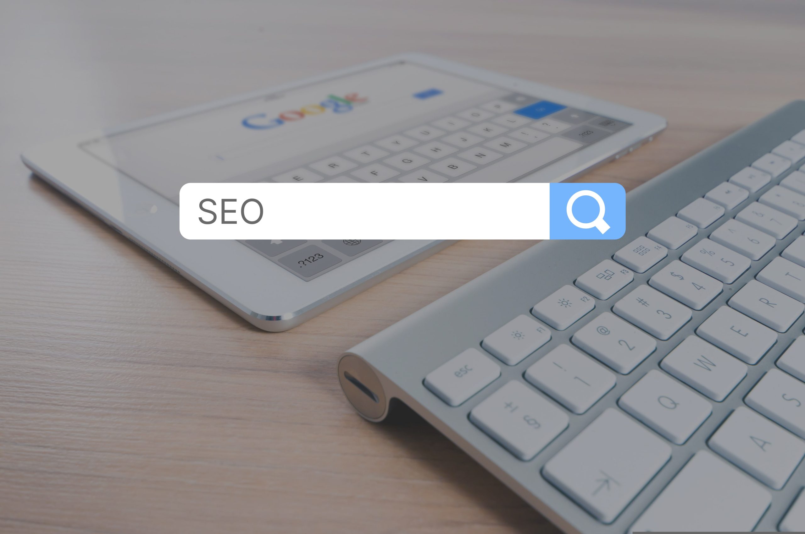 Ordinateur et clavier avec recherche SEO